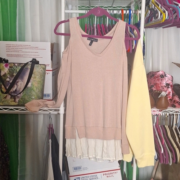 DEREK HEART SIZE SMALL COLD SHOULDER PINK SWEATER WITH RUFFLE HEM - Picture 1 of 6